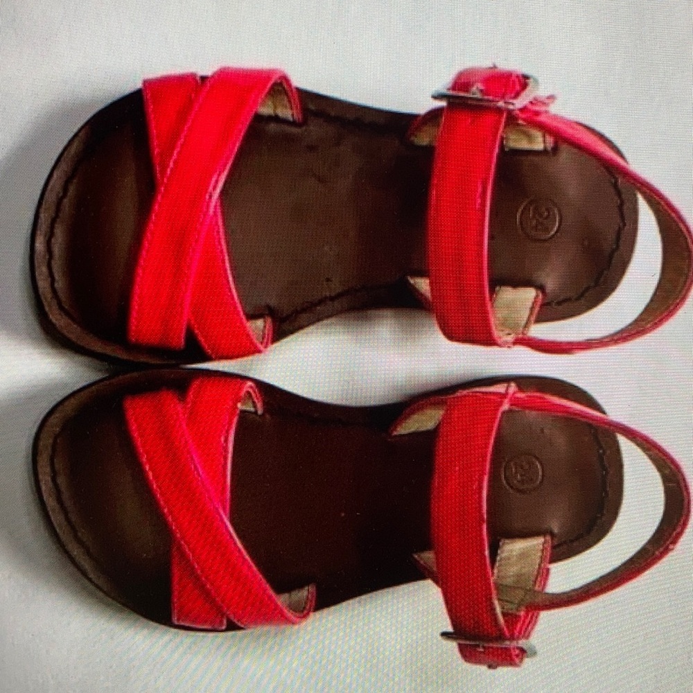 Criss cross ankle straps open toed shoes